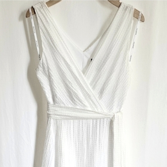 Halston White Sleeveless Seersucker Belted Flare Midi Dress - Picture 8 of 16